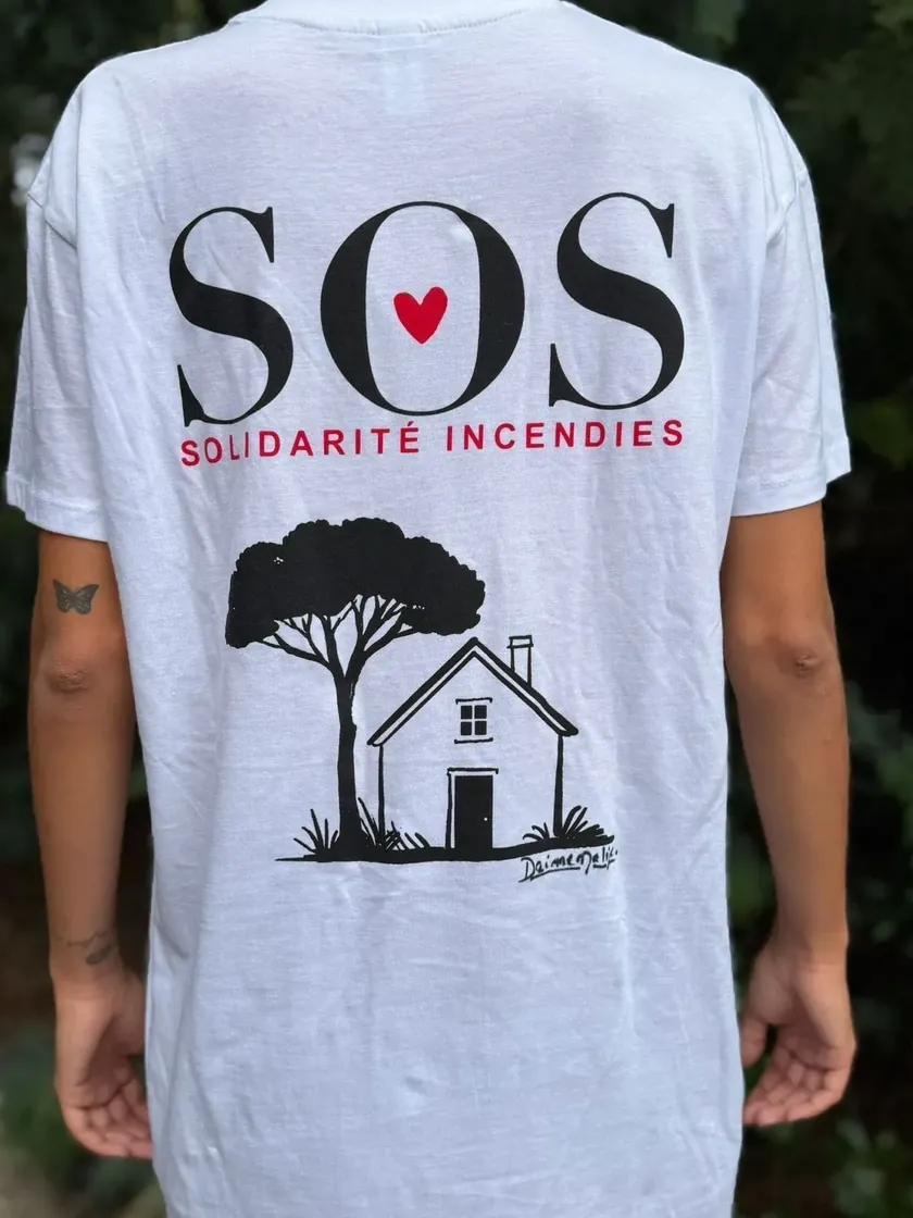 Verso du t-shirt : grand logo SOS Solidarité Incendies et dessin d'une maison sous un pin, dédicacé par l'artiste.
